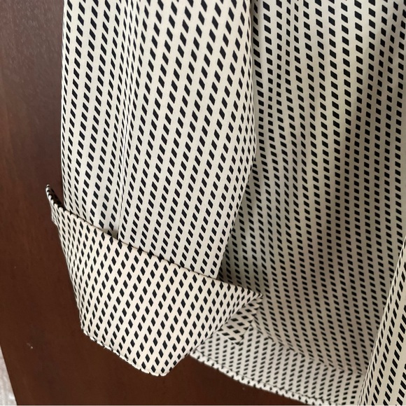 Like New H&M Satin Blouse  Medium With Hidden Buttons And Double Button Cuff - Picture 9 of 9